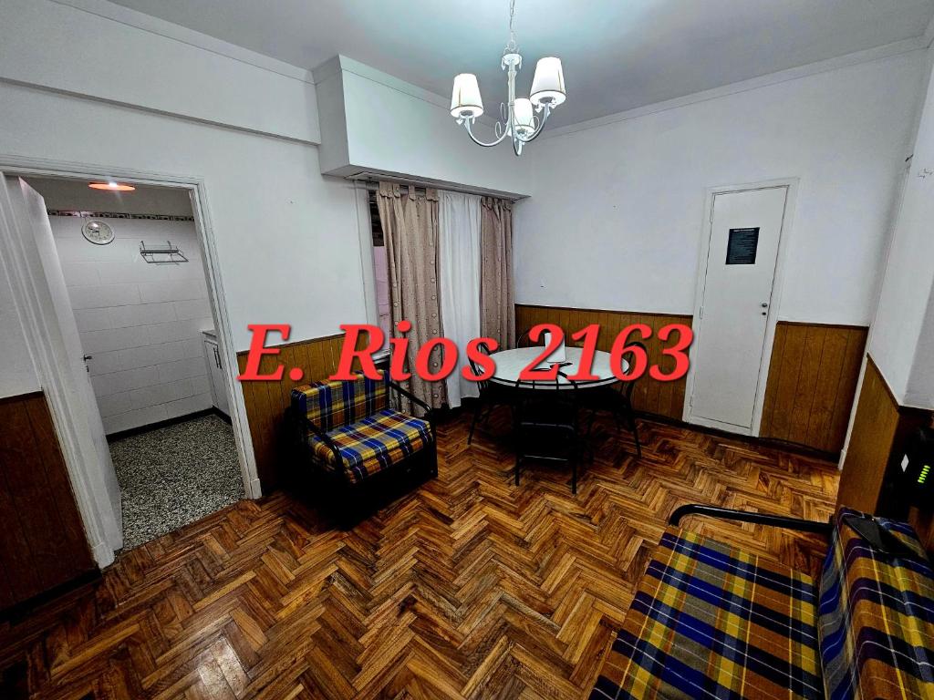 a room with two chairs and a sign that reads rros at Dos ambientes plaza colon in Mar del Plata