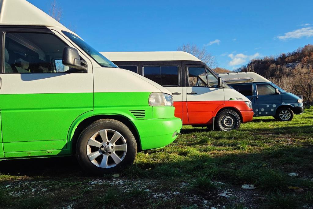 een groep geparkeerde busjes in een veld bij GoCamping Montenegro in Cetinje