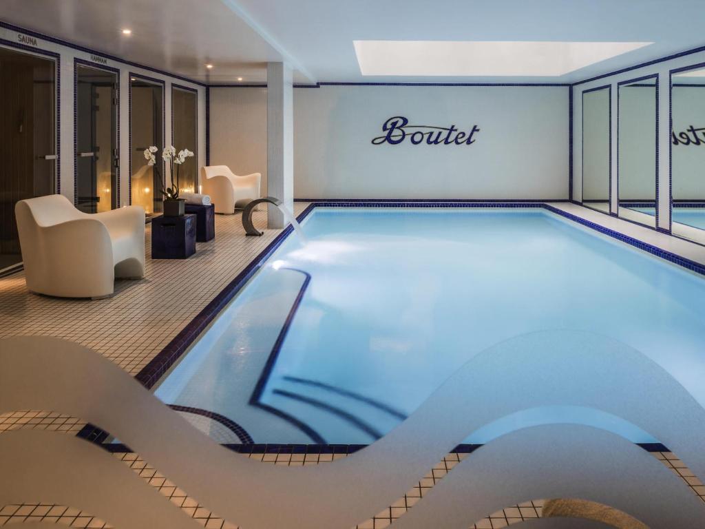 a pool in a hotel room with a suite at Boutet Bastille Hotel Paris - MGallery Collection in Paris