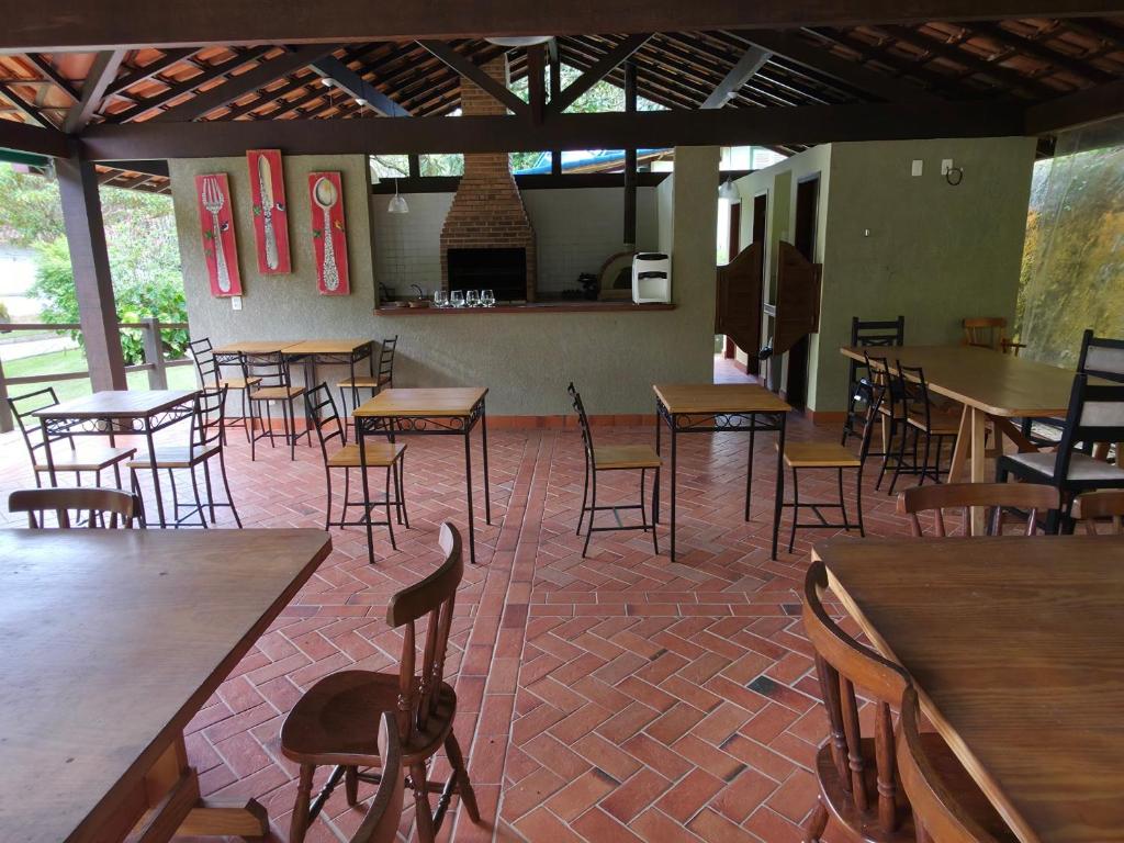 Ein Restaurant oder anderes Speiselokal in der Unterkunft Chalé com vista deslumbrante 