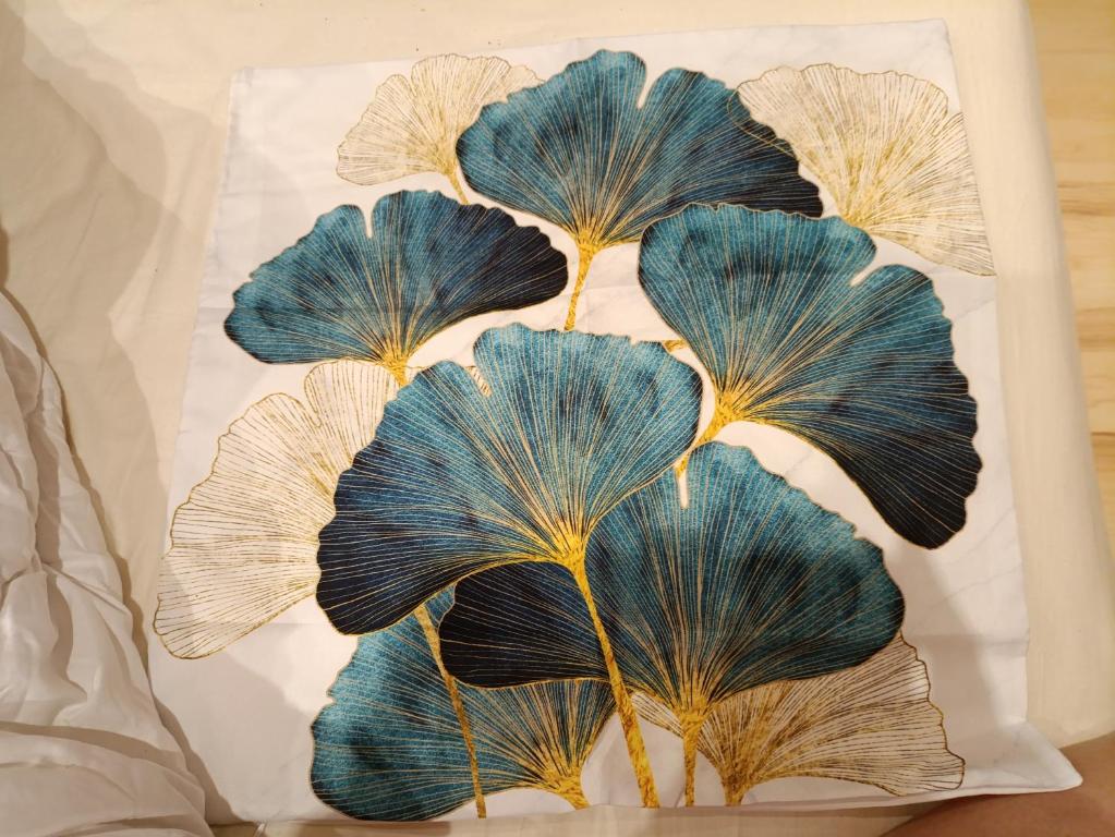 un dipinto di una pianta con foglie blu e oro di Apartment in the city center a Narva