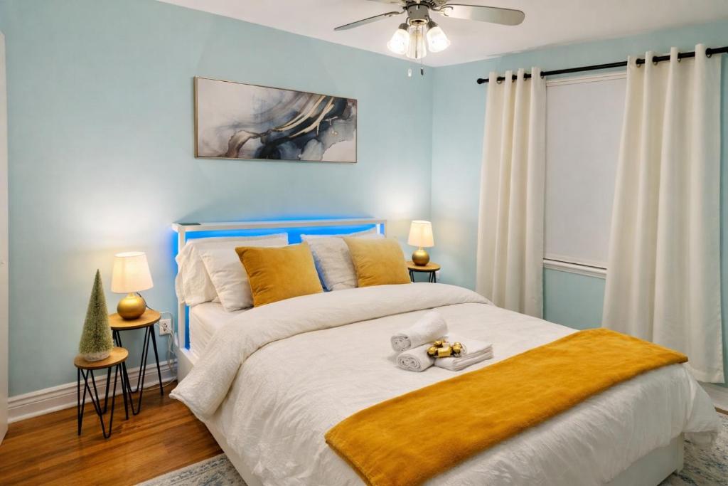 En eller flere senge i et værelse på Executive 4-Bed Luxury Detached in Oakville - Prime location