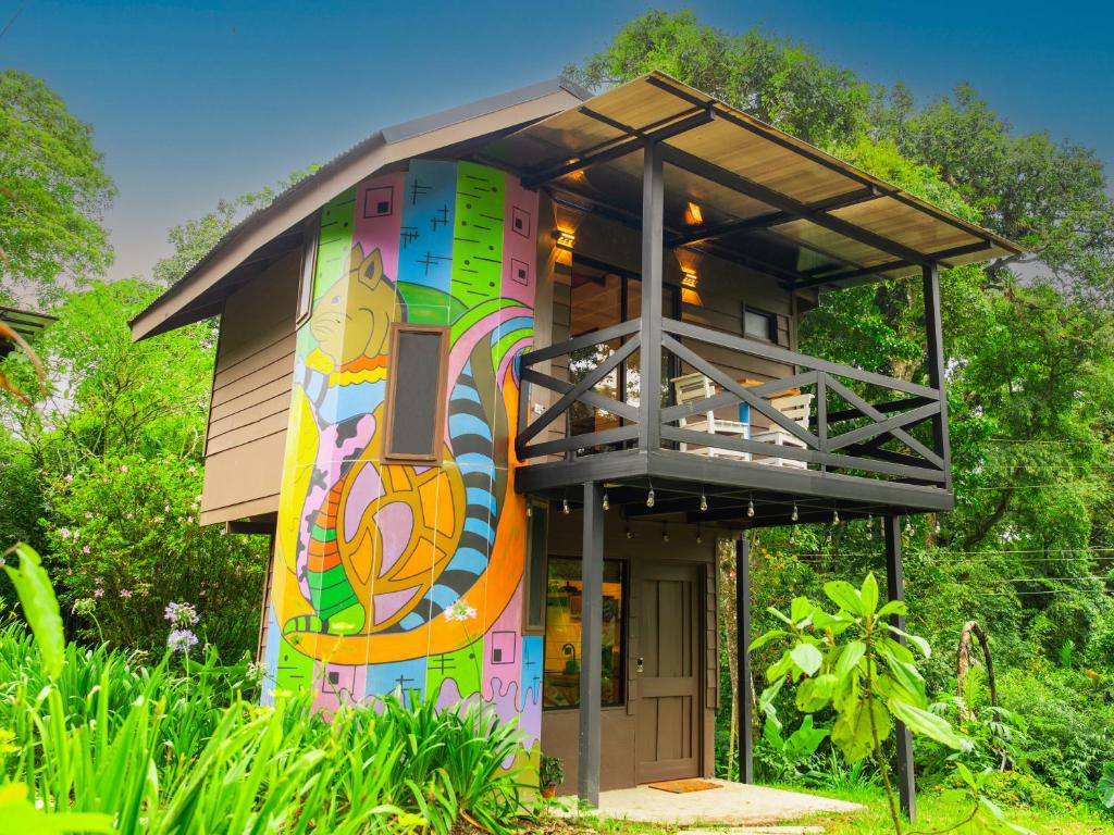 een huis met een muurschildering erop bij Nido de Montaña in Fraijanes