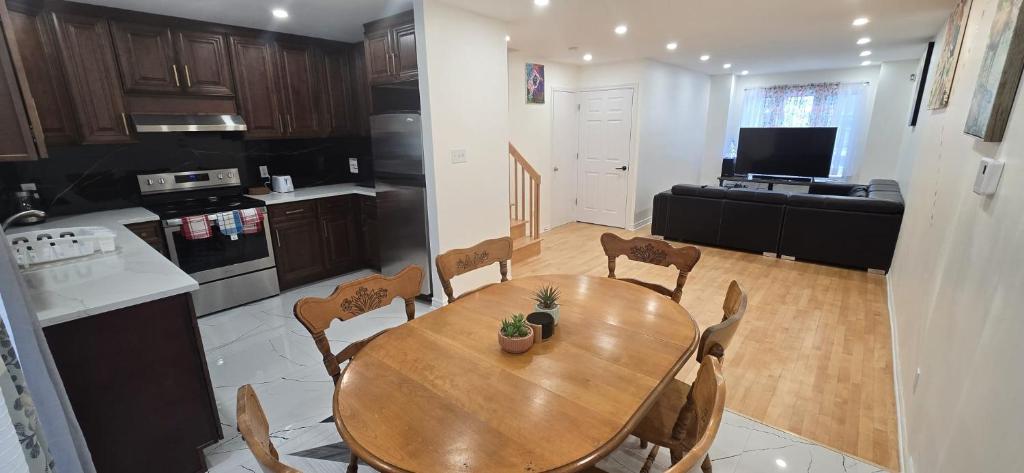 Kuchyň nebo kuchyňský kout v ubytování Charming Family Home in Peaceful Laval