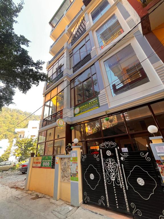 a store front of a building on a street at Himalayan Wellness Retreat in Rishīkesh