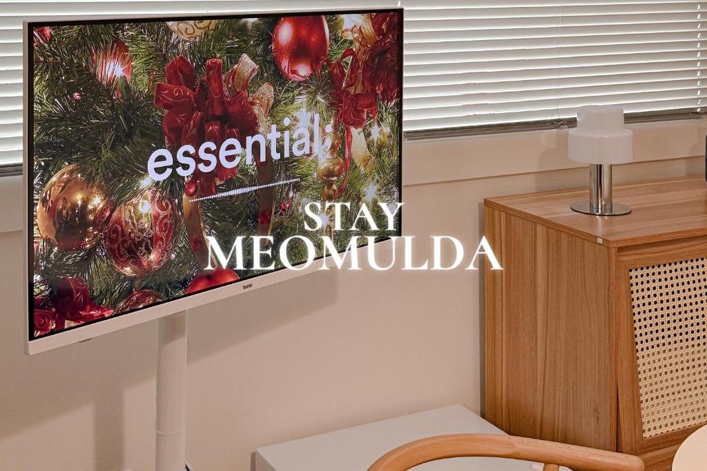 una tv appesa al muro con un albero di Natale di 스테이머물다 event suite a Ŭijŏngbu-yŏk