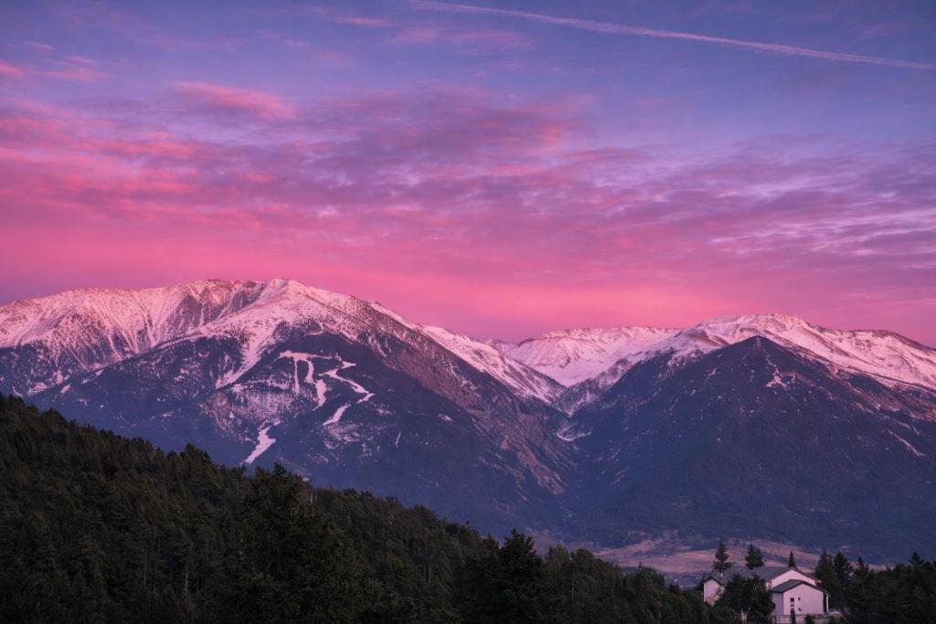 a view of a mountain range with snow covered mountains at Le lodge étoilé - Station de ski Font-Romeu Pyrénées 2000 in Égat