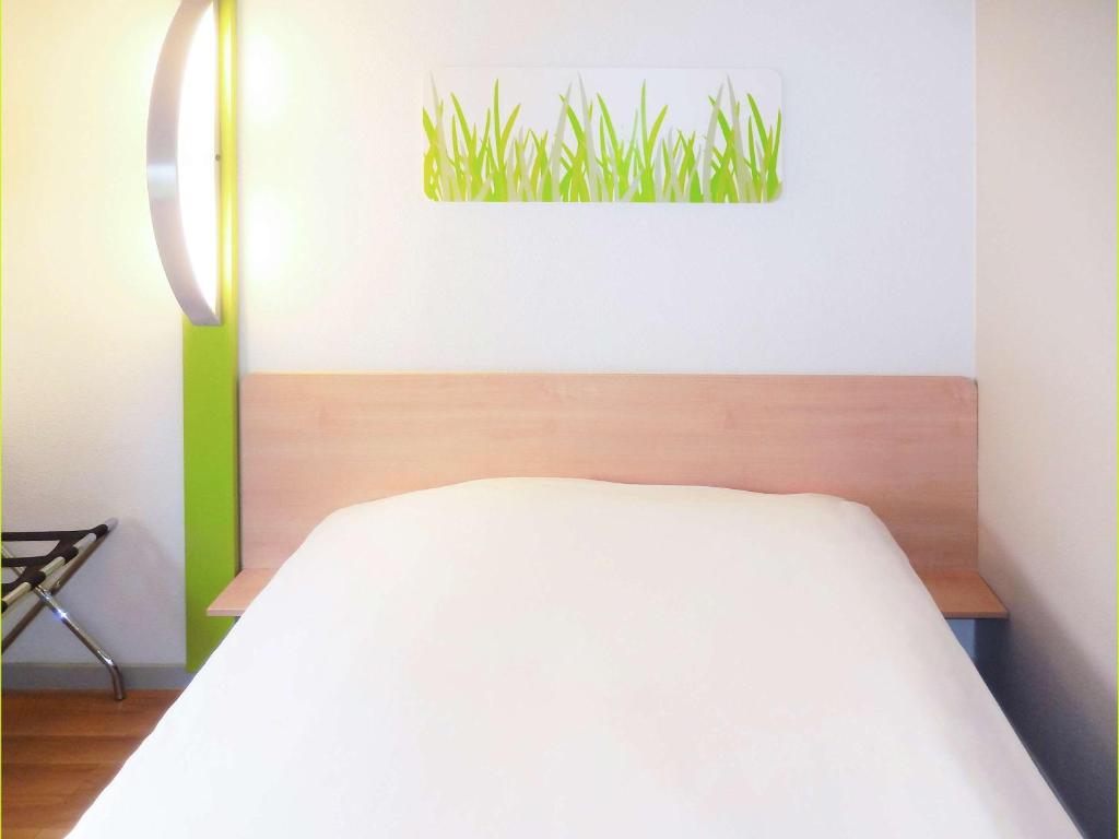 Postel nebo postele na pokoji v ubytování Hotel Inn Design Laon