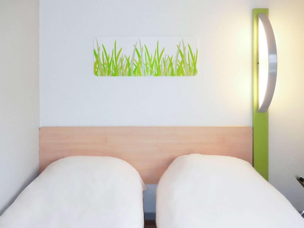Postel nebo postele na pokoji v ubytování Hotel Inn Design Laon