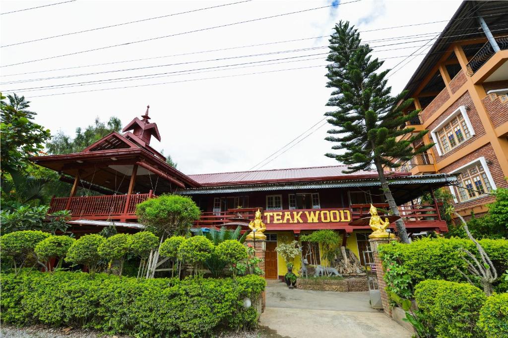 budynek ośrodka z tabliczką z wełną kolejową w obiekcie Teak Wood Hotel w mieście Nyaung Shwe
