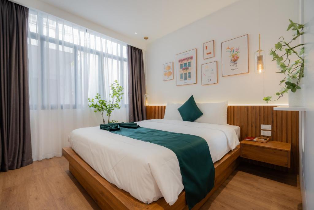 En eller flere senge i et værelse på Mia Apartments by XÔI Residences