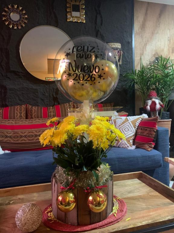 un soggiorno con un grande palloncino e fiori su un tavolo di Ma maison peruvienne- departamento muy cerca aéropuerto a Lima