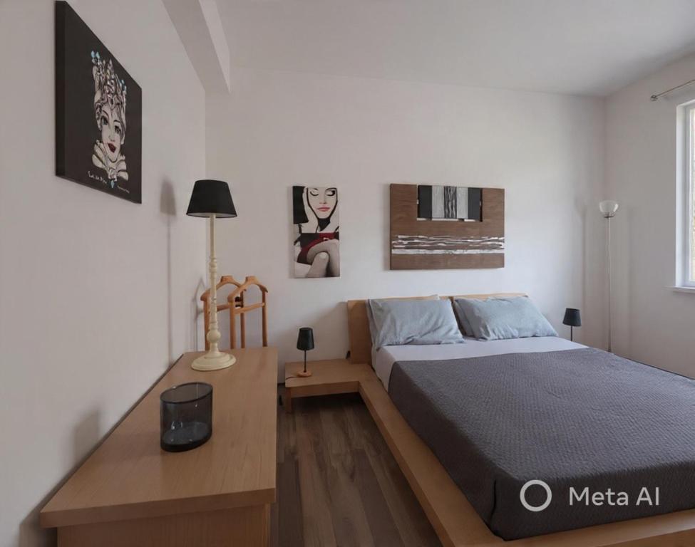 um quarto com uma cama e uma mesa com um abajur em Rosdani Apartment em Palermo