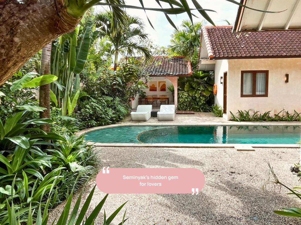 een villa met zwembad voor een huis bij Happy Together By Kresna Hospitality in Seminyak