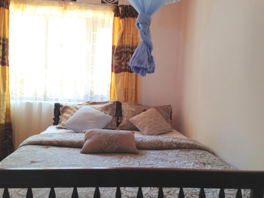 Postel nebo postele na pokoji v ubytování Eeshani Guest Inn