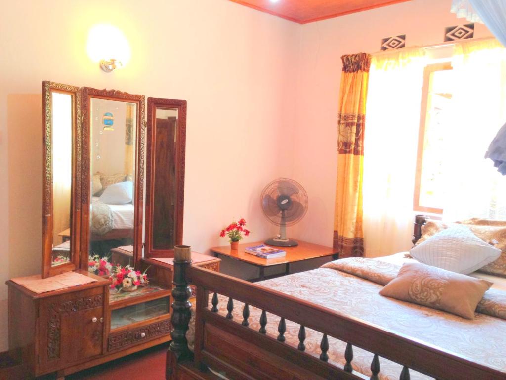 Postel nebo postele na pokoji v ubytování Eeshani Guest Inn