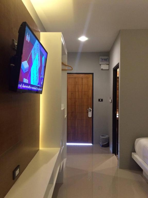 TV a/nebo společenská místnost v ubytování Le Terrarium Bed & Sleep Chiang Rai