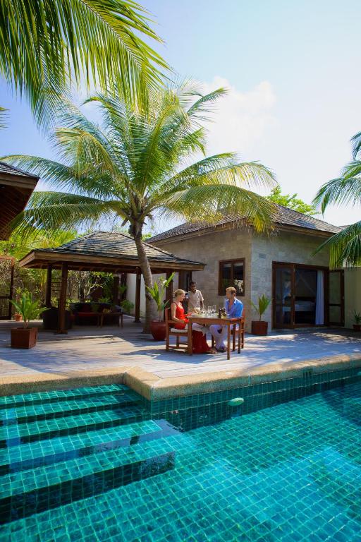 Bazén v ubytování Kuredu Island Resort & Spa nebo v jeho okolí