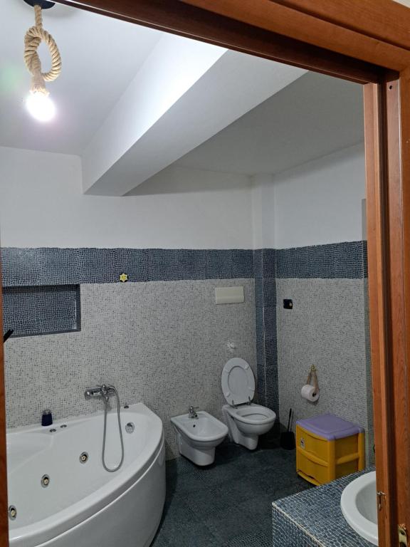 ein Badezimmer mit Badewanne, Toilette und Waschbecken in der Unterkunft Il Marinaio in Messina