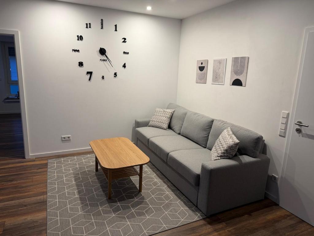 een woonkamer met een bank en een klok aan de muur bij Centrally located in Coesfeld in Coesfeld