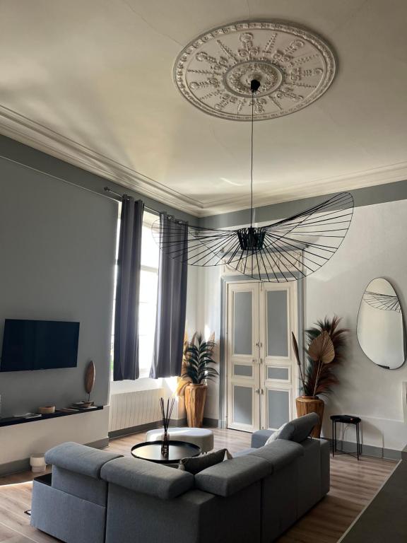 un soggiorno con un divano e un tavolo di Appartement au Palais - WIFI a Moulins