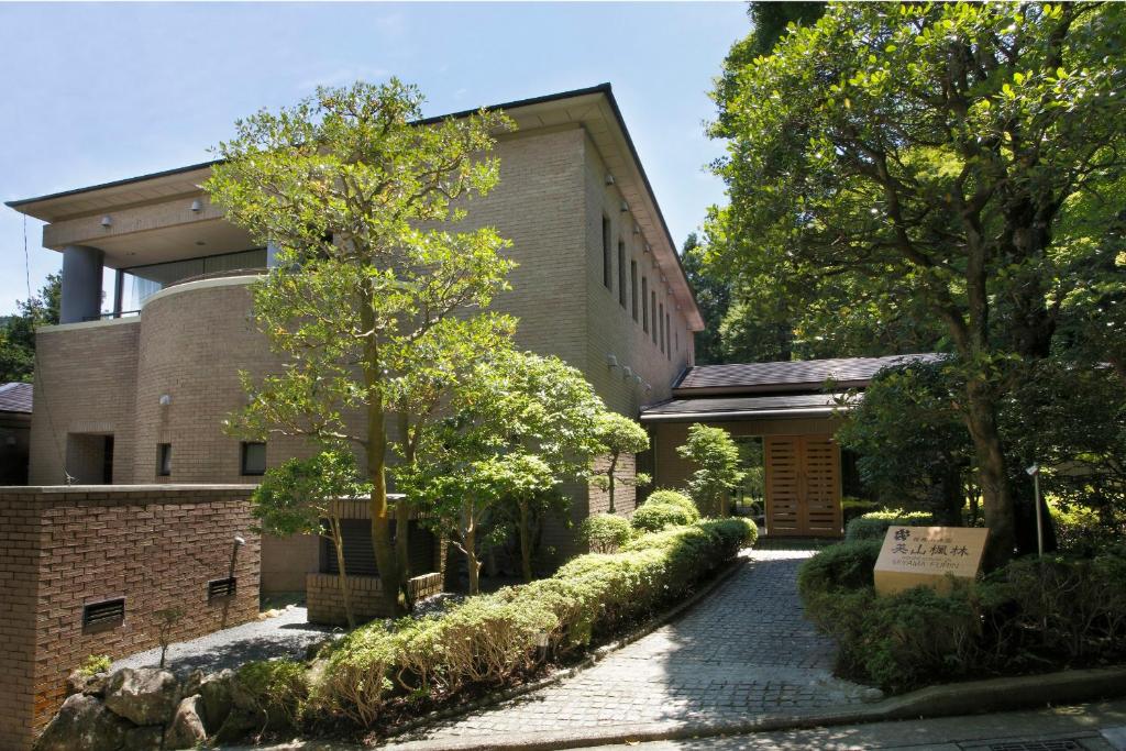 a brick building with a walkway in front of it at Hakone Kowakien Miyamafurin in Hakone
