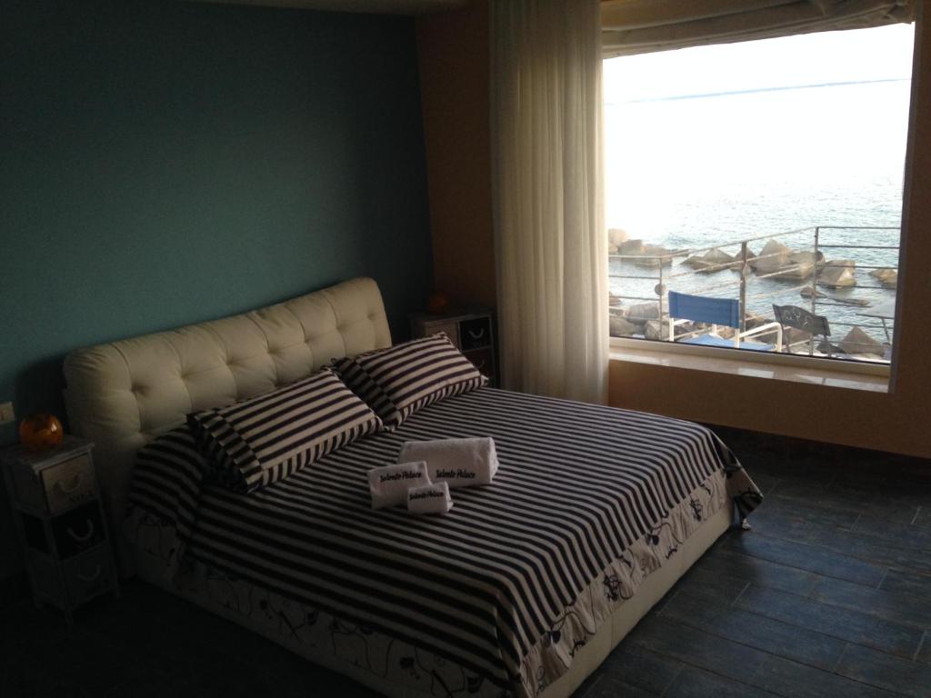 een slaapkamer met een bed met twee handdoeken erop bij Salento Palace Bed & Breakfast in Gallipoli