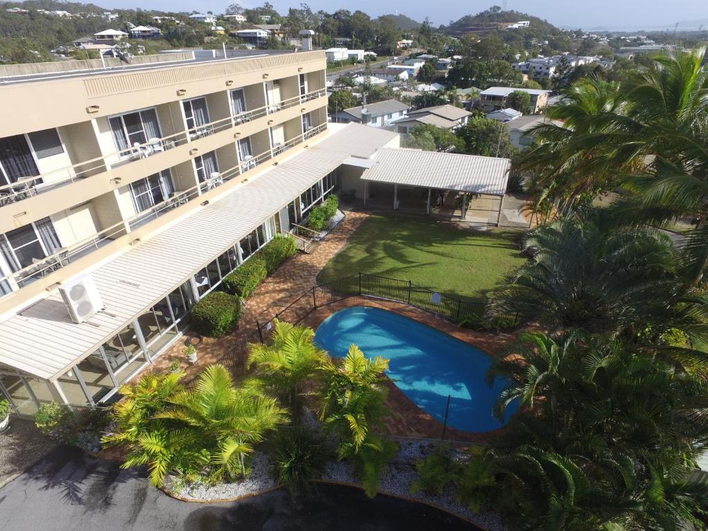 una vista aérea del complejo con piscina y palmeras en Camelot Motel, en Gladstone