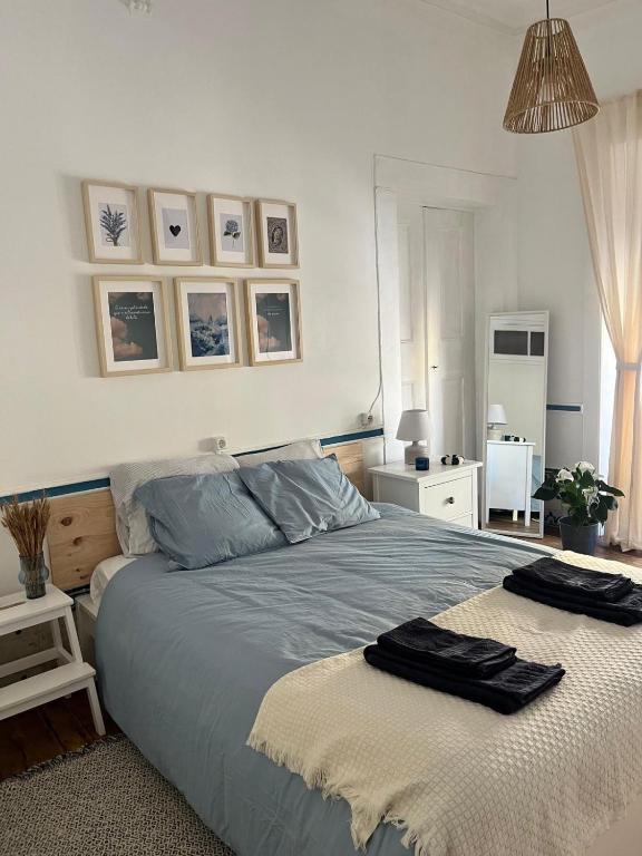 a bedroom with a bed with two towels on it at Casa do Avô in Sacavém