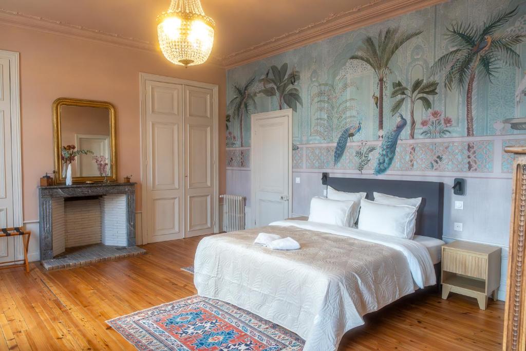 ein Schlafzimmer mit großem Bett und Kamin in der Unterkunft La Léontine in Abbeville