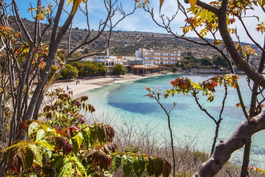 Elle offre une vue sur une plage avec une étendue d'eau. dans l'établissement Hotel Calamosca, à Cagliari