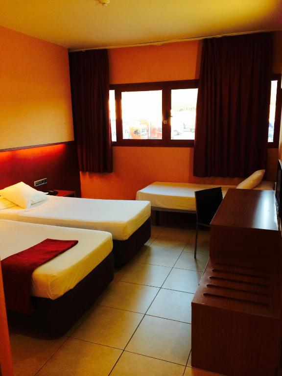 Postel nebo postele na pokoji v ubytování Hotel Jonquera