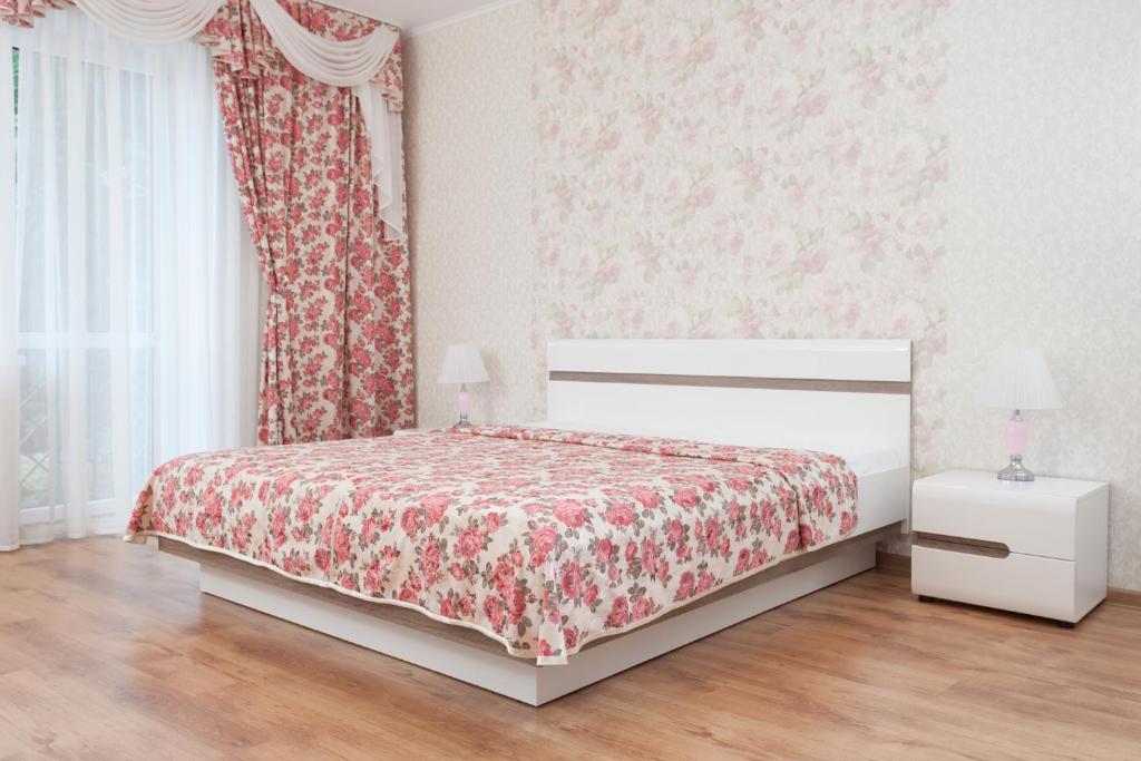 スヴェトロゴルスクにあるApartments Oktiabryskaya 2Аのベッドルーム1室(赤と白のベッドカバー付)