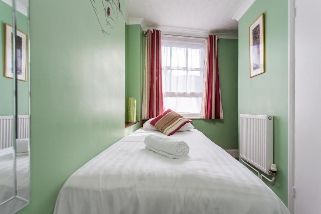 Postel nebo postele na pokoji v ubytování Brighton Surf Guest House