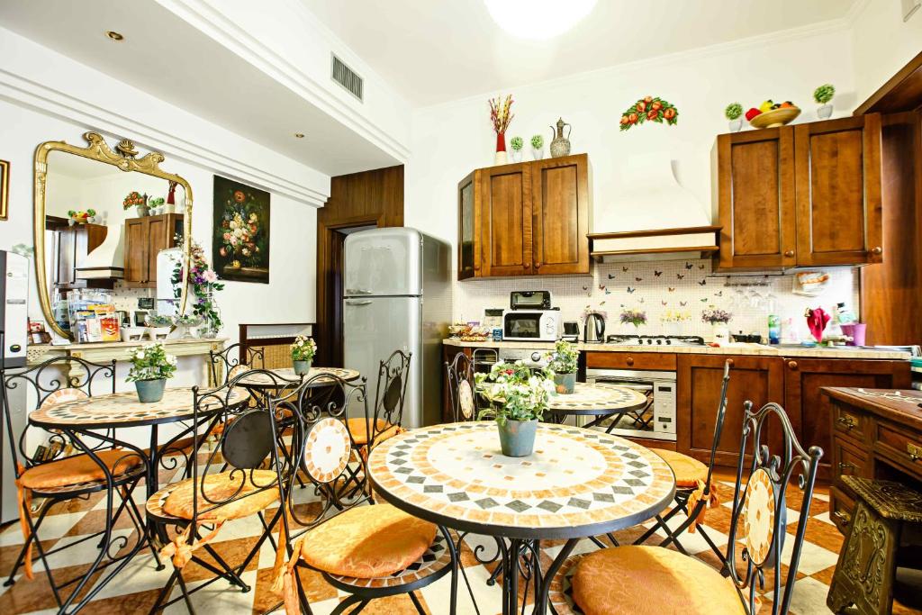 A kitchen or kitchenette at Art&Coffee