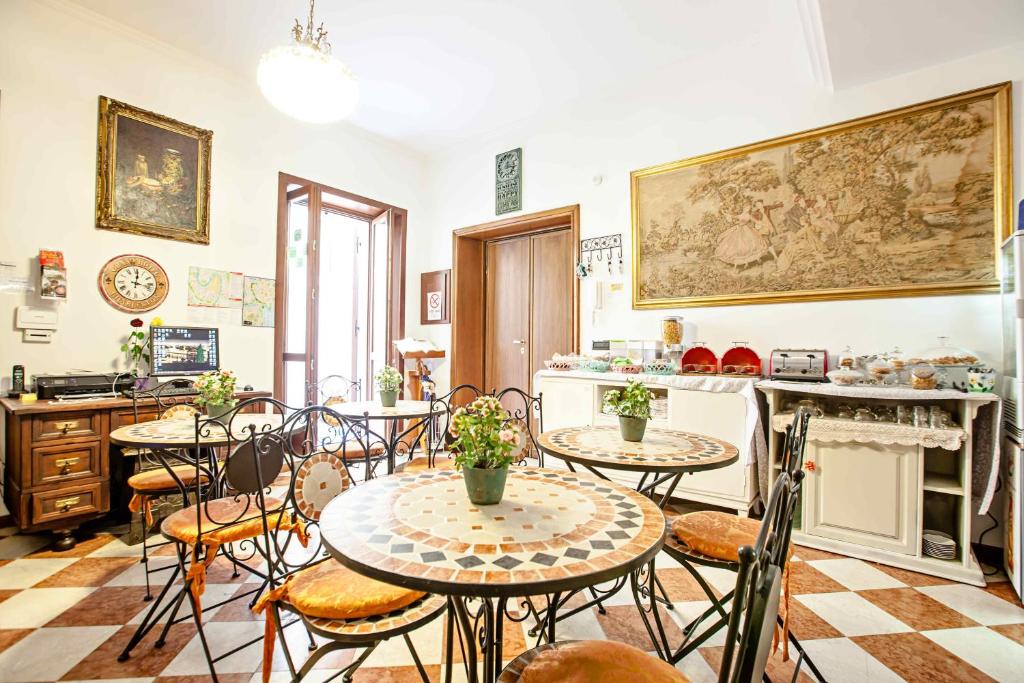 A kitchen or kitchenette at Art&Coffee