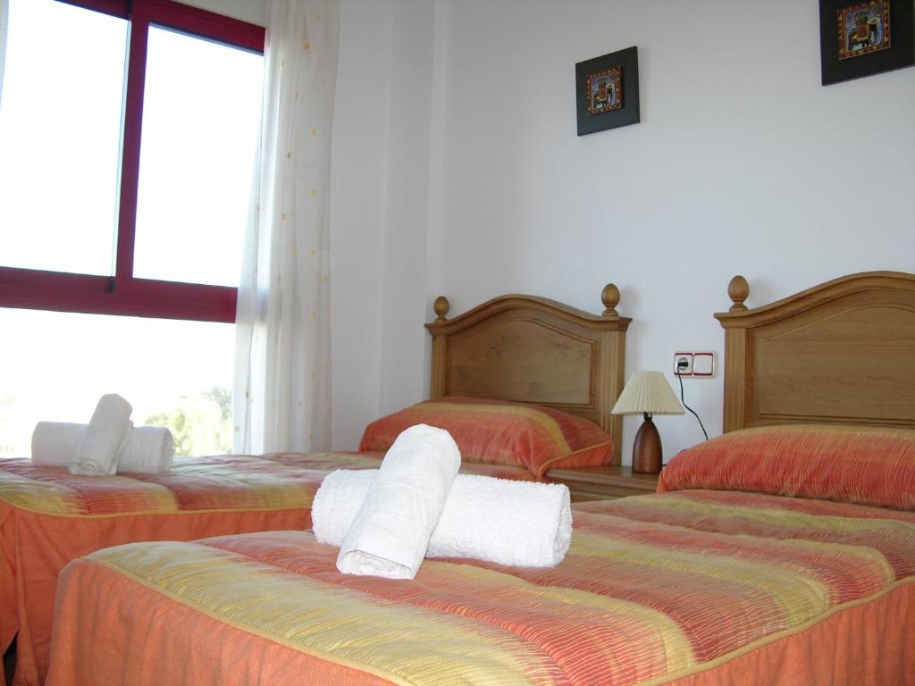 A bed or beds in a room at Verdemar 8907 - Resort Choice