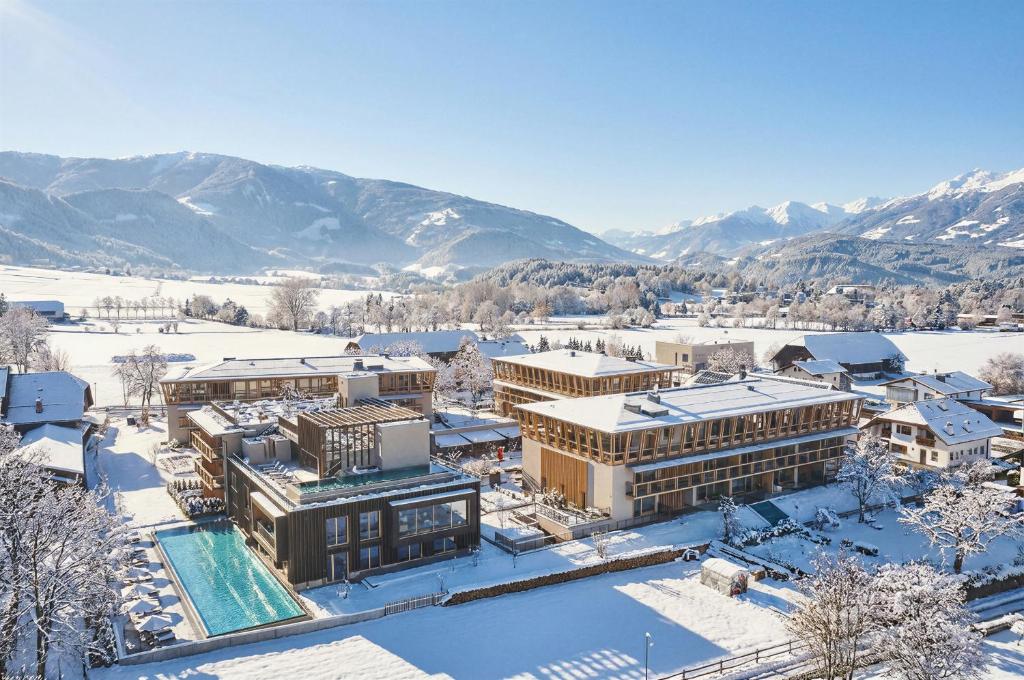 una vista aerea di un resort sulla neve di Falkensteiner Hotel Kronplatz - The Leading Hotels of the World a Brunico