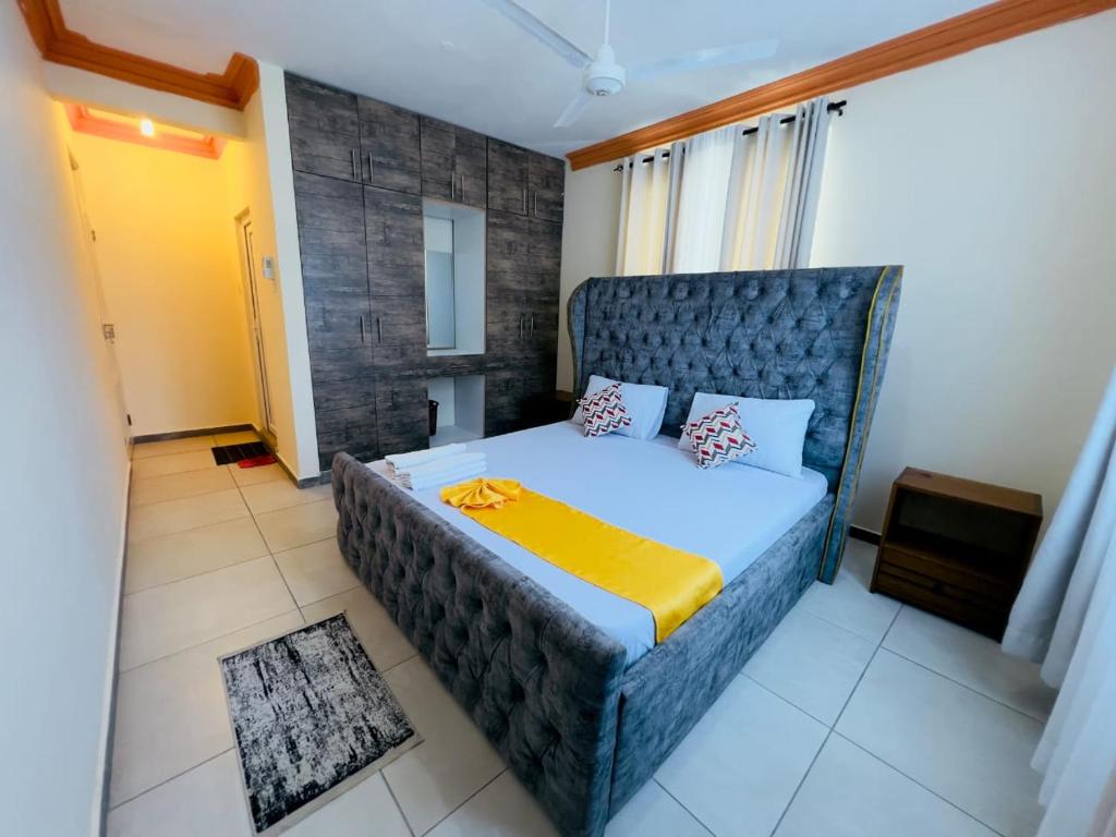 En eller flere senge i et værelse på Blessed F&M Apartments