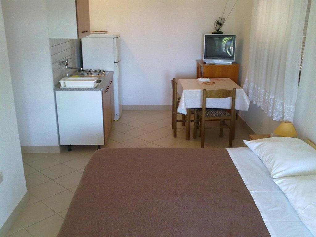 Kuchyň nebo kuchyňský kout v ubytování Apartmani Ždrelac