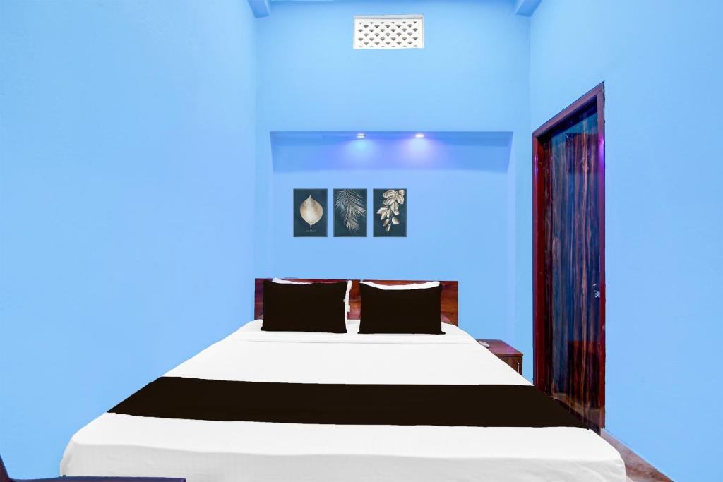 una camera blu con un letto in una stanza di Super Hotel O Elegant Stay CDA a Cuttack