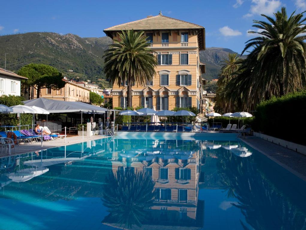 una gran piscina frente a un edificio en Grand Hotel Arenzano en Arenzano