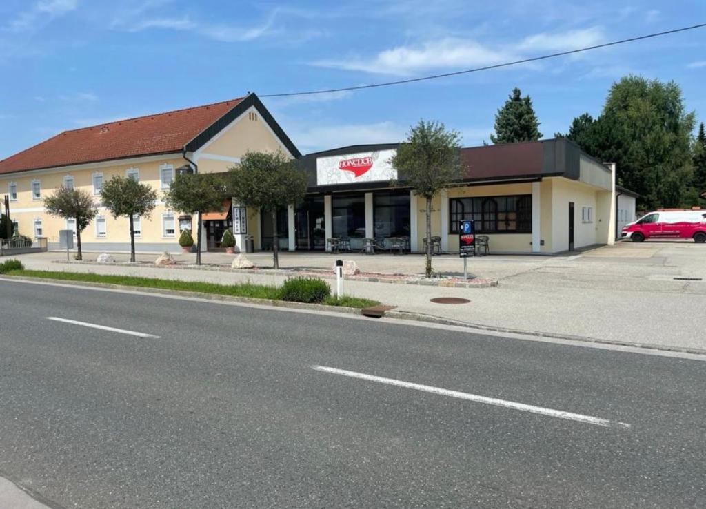 un negozio all'angolo di una strada di Gästehaus Stögmüller ad Asten