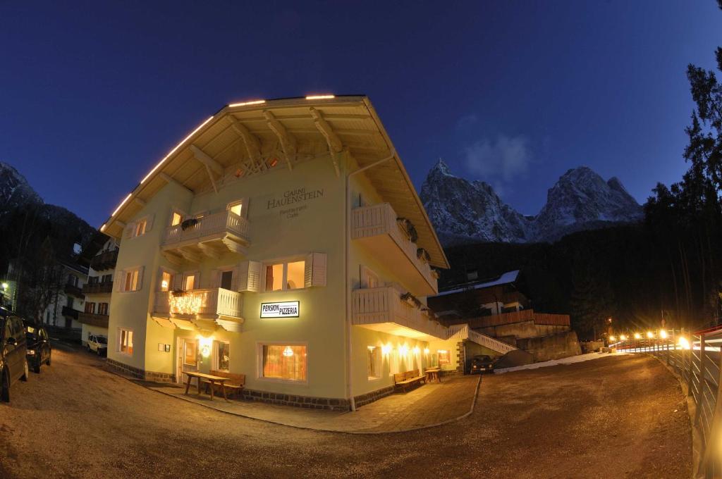 Nespecifikovaný výhled na hory nebo výhled na hory při pohledu z hotelu