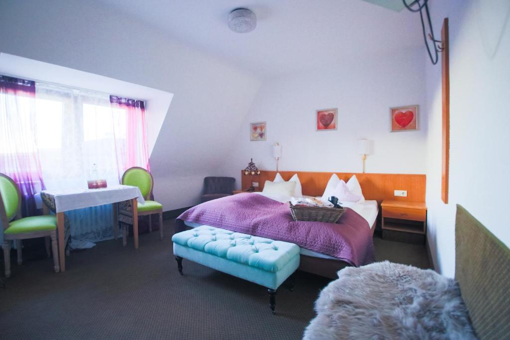 Postel nebo postele na pokoji v ubytování Hotel Barbarossa Garni