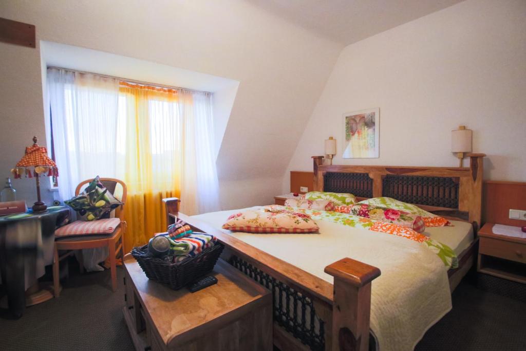 Postel nebo postele na pokoji v ubytování Hotel Barbarossa Garni