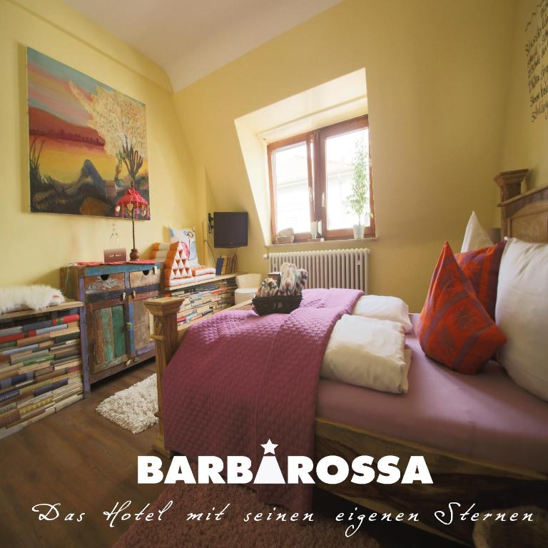 Postel nebo postele na pokoji v ubytování Hotel Barbarossa Garni
