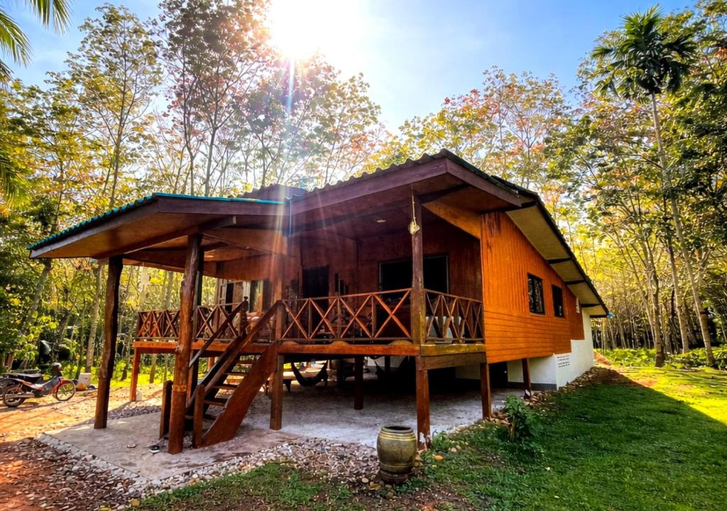 una piccola baita nel bosco con il sole che splende di Bann Koh Pu Homestay a Ban Klang