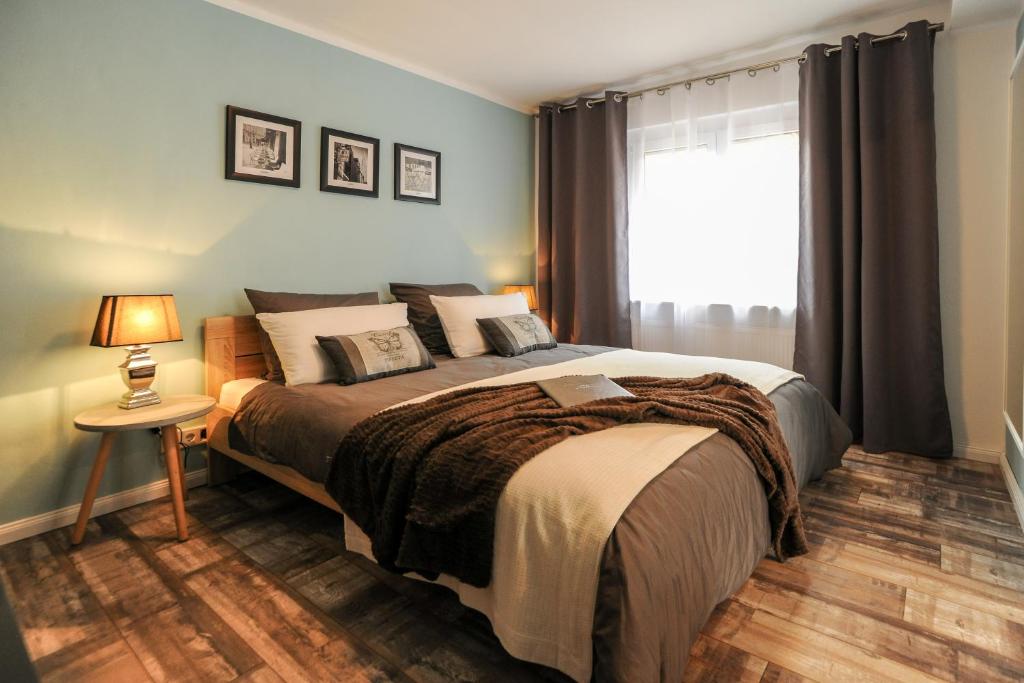 ein Schlafzimmer mit einem großen Bett und einem Fenster in der Unterkunft Ferienhaus Reuter in Faurndau