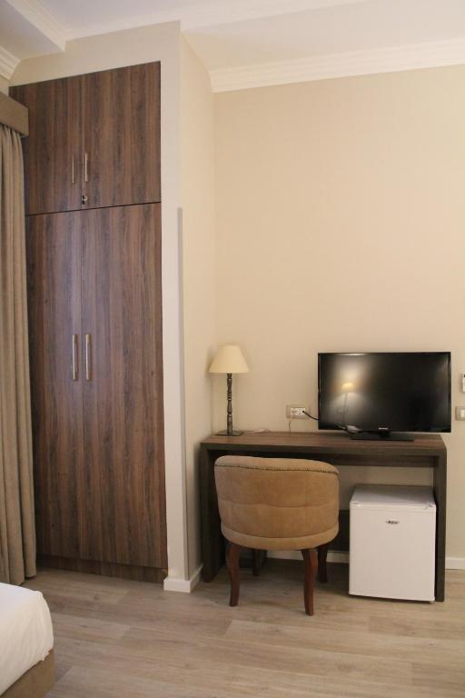TV a/nebo společenská místnost v ubytování Hotel Hermes Tirana